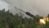 POGLEDAJTE – DEJSTVO MOĆNOG SMERČA U UKRAJINI: Ruski višecevni raketni bacač kalibra 300 mm uništava neprijateljske položaje (VIDEO)