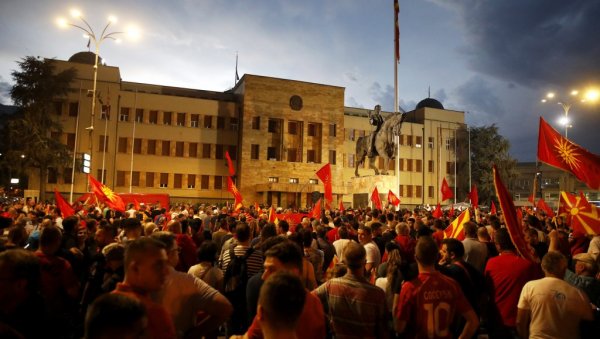 НАЈАВЉЕНЕ БЛОКАДЕ ПУТЕВА: У Скопљу нови протест опозиције против француског предлога
