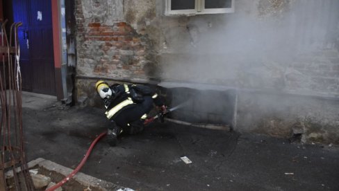POŽAR U DALMATINSKOJ: Goreo stan u suterenu, vatrogasci spasli dete (FOTO)