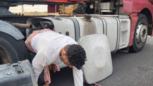 КРИЈУМЧАРЕЊЕ МИГРАНАТА: Полиција ухапсила возача камиона који је крио Индијце