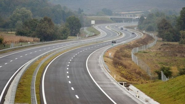 МЕЊАО ГУМУ ПА ГА ПОКОСИО АУТОМОБИЛ: У удесу на ауто-путу Бањалука - Добој страдао жандарм Бојан Цвијић (42)