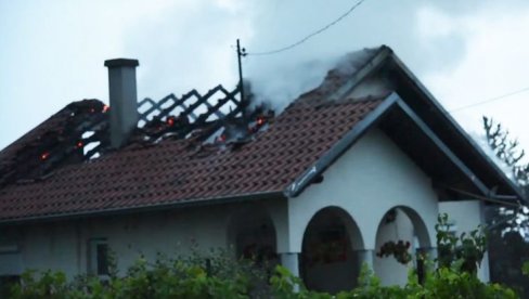 MILENKOVIĆI ZBOG GROMA BEZ KROVA NA KUĆI: U snažnom nevremenu vatra zahvatila dom u Rajkovcu kod Mladenovca