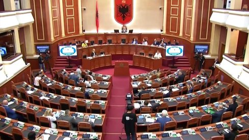 HAOS U ALBANSKOJ SKUPŠTINI: Opozicija prevrnula stolice i aktivirala dimnu napravu