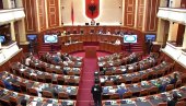 HAOS U ALBANSKOJ SKUPŠTINI: Opozicija prevrnula stolice i aktivirala dimnu napravu