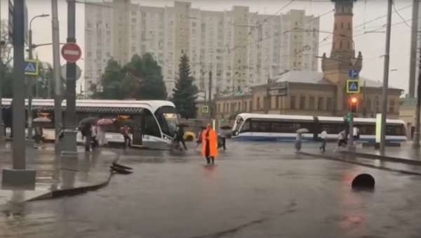 ПОГЛЕДАЈТЕ - ВЕЛИКО НЕВРЕМЕ У МОСКВИ: Оборена стабла, полупани аутомобили, вода на улицама (ВИДЕО)