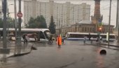 POGLEDAJTE - VELIKO NEVREME U MOSKVI: Oborena stabla, polupani automobili, voda na ulicama (VIDEO)