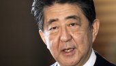 УПУЦАН ШИНЗО АБЕ: Бивши премијер Јапана погођен у леђа током говора, лекари се боре за његов живот (ФОТО)