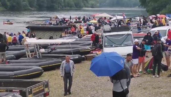 ПОЧЕЛА ДРИНСКА РЕГАТА: Неколико стотина пловила кренуло низводно реком (ФОТО/ВИДЕО)