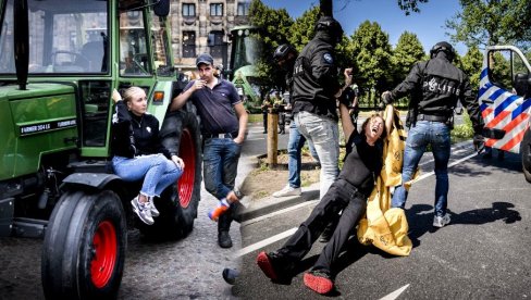 HOLANDSKA POLICIJA PUCALA NA FARMERE: Bojevom municijom gađali dečaka koji je traktorom probio blokadu (VIDEO)