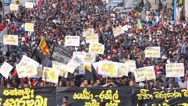 ВИШЕ ОД 100.000 ЉУДИ ОПКОЛИЛО РЕЗИДЕНЦИЈУ У КОЛОМБУ: Погледајте снимке хаоса у Шри Ланки, председник побегао у задњи час (ФОТО/ ВИДЕО)