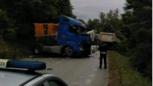 POGINUO VOZAČ ŠLEPERA: Teška saobraćajna nesreća kod Loznice (FOTO)