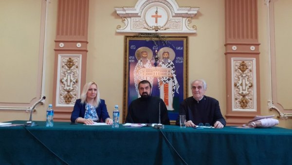 ВЕРСКЕ ЛЕКЦИЈЕ У ДИГИТАЛНОМ СВЕТУ: Професорка из Лознице кад зазвони за крај часа, популарише веб-алате у настави веронауке