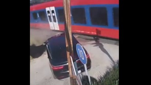 JEZIVA SCENA KOD VALJEVA: Vozač hteo da pređe prugu, naišao brzi voz, čovek se izvukao za dlaku - vozilo nije (VIDEO)