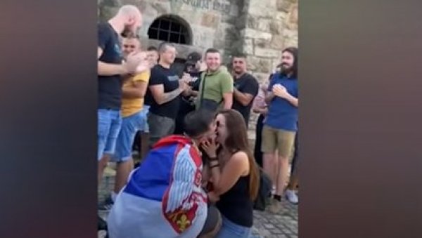 ВЕРИДБА КОЈА ЈЕ ОДУШЕВИЛА СРБИЈУ: Ђорђе огрнут српском тробојком запросио Леонтину на Газиместану (ВИДЕО)
