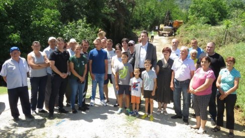 KONAČNO STIŽE ASFALT: Gradonačelnik Šapca obišao radove u pocerskom selu Desiću