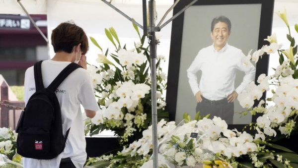ЈАПАН СЕ ОПРАШТА ОД АБЕА: Бело цвеће под сликом убијеног премијера (ФОТО)