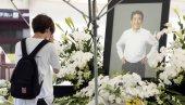 ЈАПАН СЕ ОПРАШТА ОД АБЕА: Бело цвеће под сликом убијеног премијера (ФОТО)