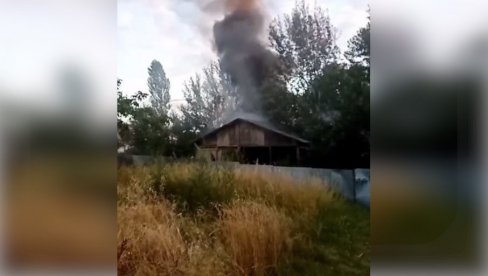 POŽAR NA BEŽANIJSKOJ KOSI: Gorela baraka, vatrogasci na terenu (VIDEO)