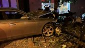 PREDLOŽEN PRITVOR VOZAČU MERCEDESA: Uleteo u baštu kafića u Novom Sadu, pa pobegao