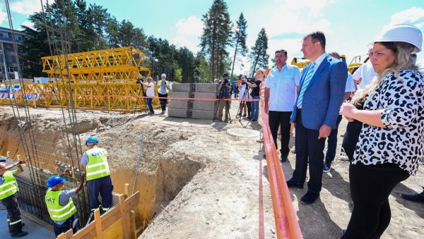 Мировић: Почела друга фаза радова на изградњи објекта Каменица 3, у току инсталација новог ПЕТ скенера
