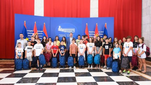 Српска деца из региона посетила Покрајинску владу