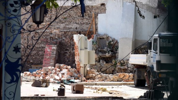БАГЕРИМА НА КАФАНУ  ИМА ДАНА: Срушили објекте у дворишту заштићеног локала у Скадарлији! (ФОТО)