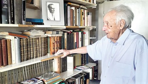 TITOVU SLIKU I DANAS ČUVA U DNEVNOJ SOBI: Ivan Ivanji (93), pisac i prevodilac, penzionerske dane provodi uz knjigu i kompjuter