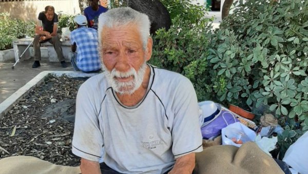 ИЗГУБИО ПОРОДИЦУ,  ДОМ И ОТАЏБИНУ: Потресна животна прича старца из Лесковца који живи на железничкој станици у Венецији