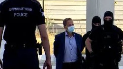 POZNATOM GRČKOM REDITELJU UKINUTA ZATVORSKA KAZNA ZA SILOVANJE: Ogorčene građane policija morala da izvodi iz sudnice