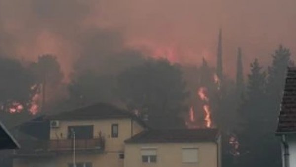 ИЗГОРЕЛО ВИШЕ ОД 20 КУЋА: Пожар код Шибеника се проширио на брдо поред Затона, људи у паници излазе на улице