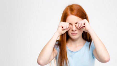 OČI ISPIRAJTE PROKUVANOM VODOM: Kada možemo sami da rešimo problem, a kada je potrebno otići kod oftalmologa?
