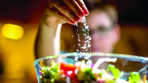 PREVIŠE SOLI SKRAĆUJE ŽIVOT: Stavljajte manje začina u hranu ako želite izbegnete rizik od rane smrti
