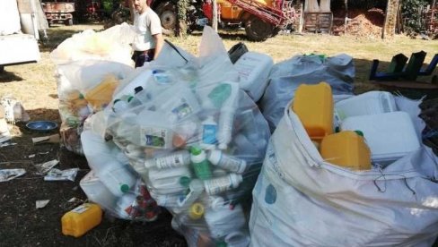 ПАОРИ СЕ РЕШИЛИ ОПАСНИХ БОЦА: У Сомбору завршена акција прикупљања амбалажног отпада од пестицида