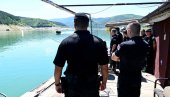RONIOCI SAJ DOBIĆE NAJSAVREMENIJU OPREMU: Vulin prisustvovao obuci na Zavojskom jezeru