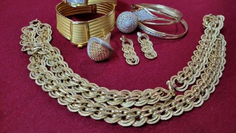 UPALI KROZ PROZOR I ODNELI ZLATO I KEŠ: U filmskoj krađi u Beogradu, opljačkana kineskinja