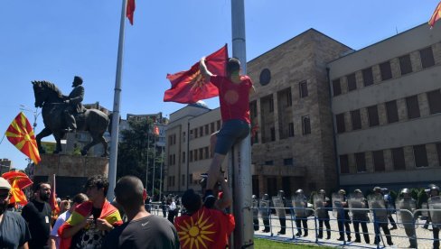 НОВИ ПРОТЕСТИ НА УЛИЦАМА СКОПЉА: Предлог Париза о укидању бугарског вета за приступање Северне Македоније ЕУ и даље дели Македонце