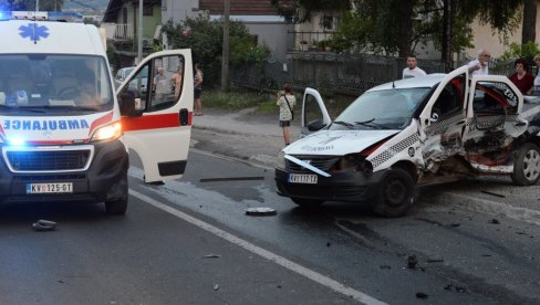 TEŽAK SUDAR U KRALJEVU: Audi se zabio u citroen, pa u taksi - vozila uništena (FOTO)