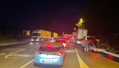 KOLONE I NA ULAZU U SRBIJU IZ HRVATSKE: Letnja sezona u punom jeku, na granicama se čeka i po nekoliko sati (FOTO)