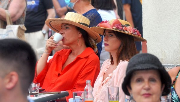 НАЈБОЉИ ШЕШИРИ ОД ПИРИНЧАНЕ СЛАМЕ: Све више наших суграђанки штити се од сунца и на улици а не само на плажи, и то пратећи моду