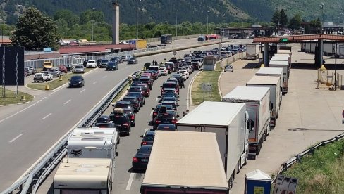 ВИШЕСАТНА ЧЕКАЊА НА ГРАДИНИ: Током викенда из Србије изађе и по 25.000 аутомобила