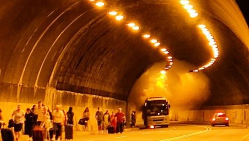 AUTOBUS PUN PUTNIKA ZAPALIO SE NA PUTU DO CRNE GORE: Požar buknuo u pokretu i nasred tunela (FOTO)