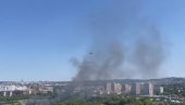 ПРВИ СНИМАК ПОЖАРА НА НОВОМ БЕОГРАДУ: Густ дим над фабриком ИМТ, горе три објекта (ВИДЕО)
