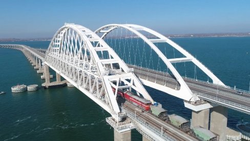 SAOBRAĆAJ FUNKCIONIŠE UZ MAKSIMALNU PROVERU: Krenula prva dva voza preko Krimskog mosta