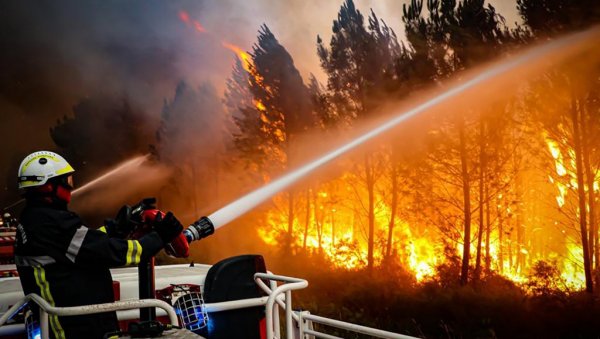 ВАНРЕДНО У ВЕЛИКОЈ БРИТАНИЈИ: На хиљаде ватрогасаца јуче наставилe борбу против пожара широм Европе