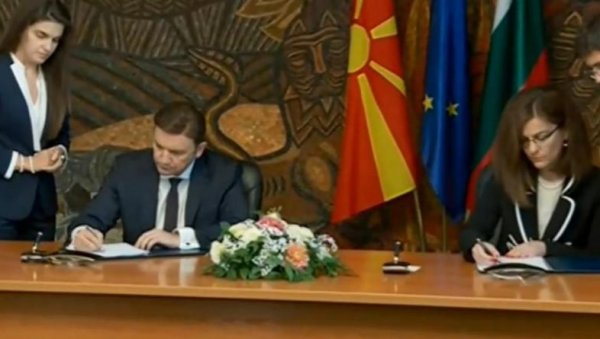 СКОПЉЕ ДИГЛО РАМПУ КА БРИСЕЛУ: Севернa Македонијa и Бугарскa потписалe протокол о добросуседским односима