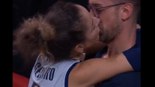 ЛЕПЕ СЦЕНЕ У ТУРСКОЈ: Селектор Србије пољубио Италијанку након меча (ВИДЕО)