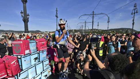 HAOS U BUDIMPEŠTI: Demonstranti biciklima blokirali most, saobraćaj preusmeren