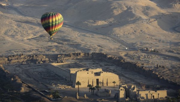 ИНЦИДЕНТ У ЕГИПТУ: Балон са 28 туриста скренуо са путање - обустављени летови изнад Луксора