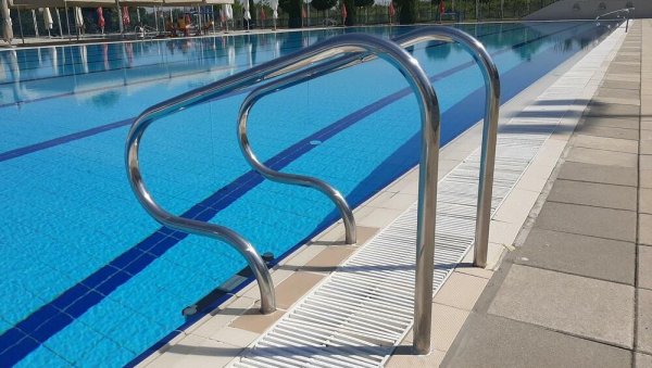 ВЕЛИКА ТРАГЕДИЈА: Дечак (3) се удавио у базену, његов брат близанац се бори за живот