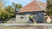 БОРБА ЗА ОПСТАНАК МЛАДИХ НА СЕЛУ: Још 13 породица из Сечња добило средства за куповину куће (ФОТО)
